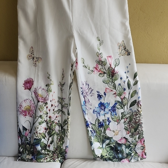 Chic White Floral Jumpsuit - Picture 4 of 9